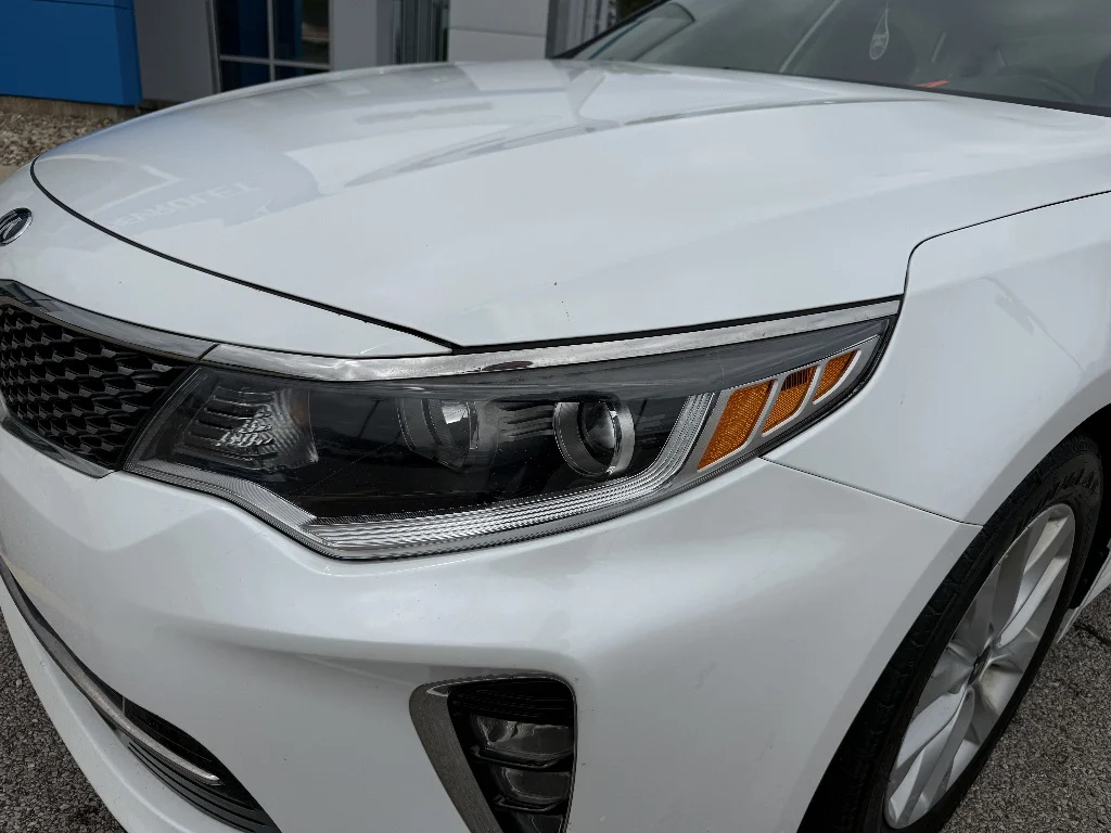 Used 2018 Snow White Pearl Kia LX image 24
