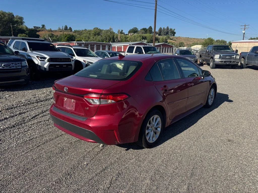 Used 2022 Pearl Toyota LE image 5