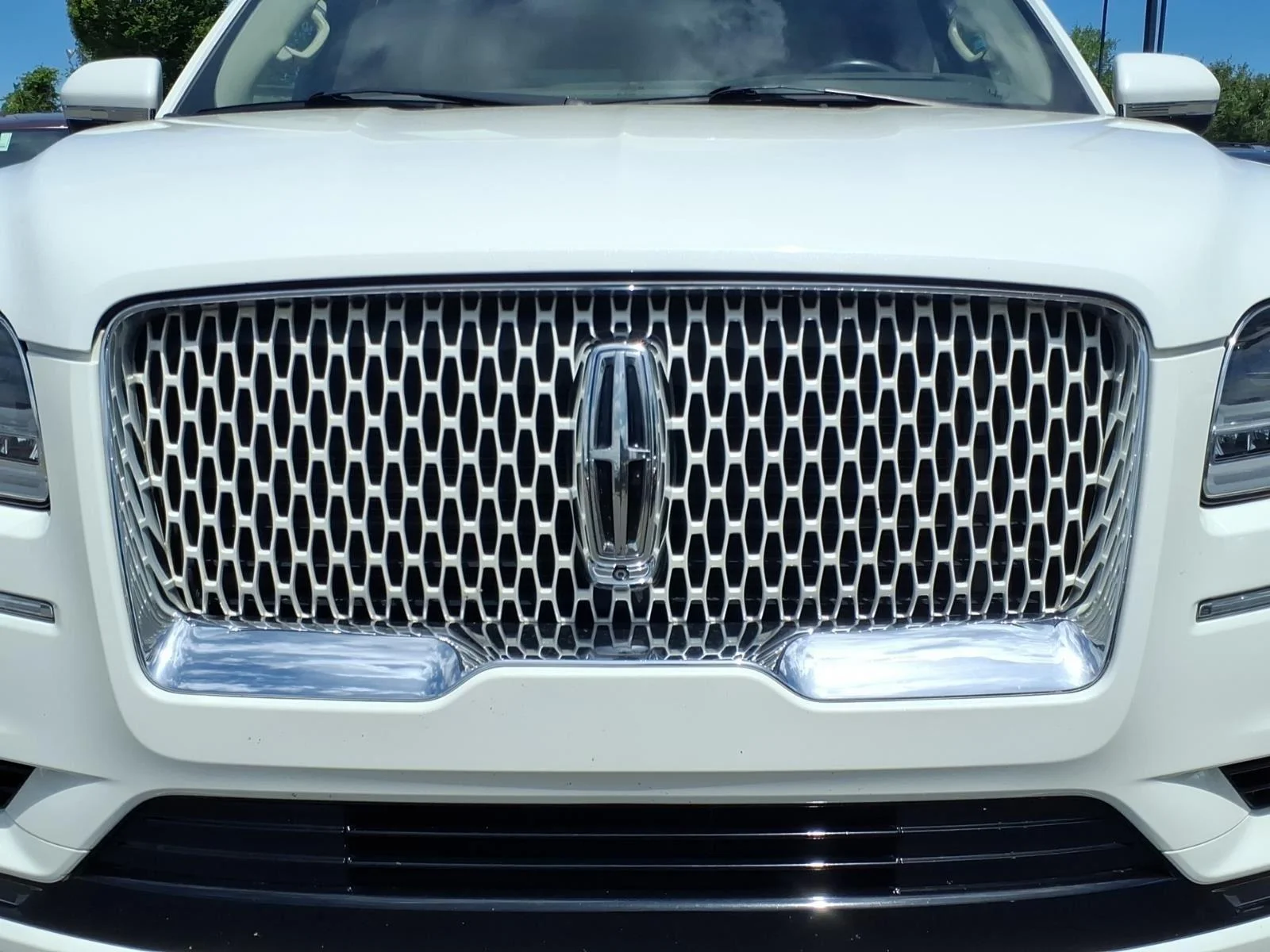 Used 2021 Pristine White Lincoln Reserve image 11