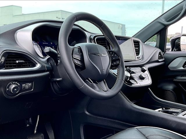 Used 2025 Diamond Black Cry Chrysler Limited image 8