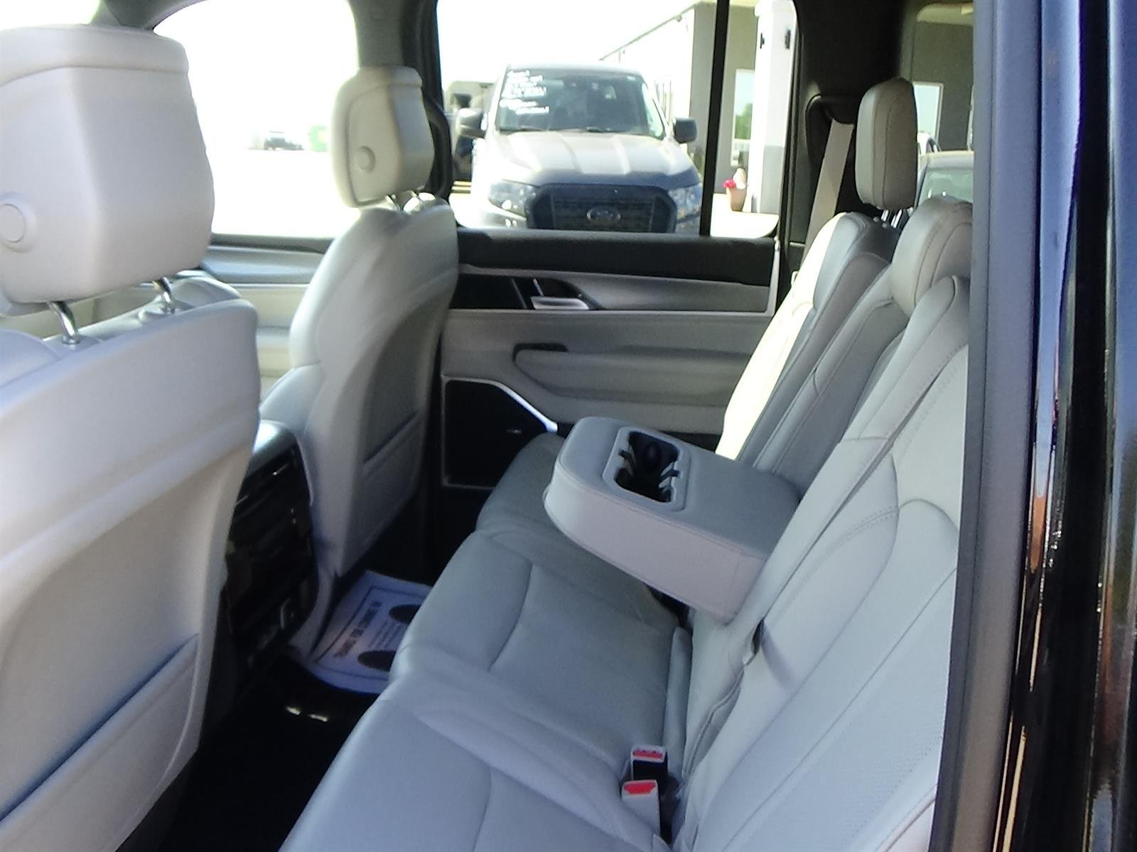 Used 2025 Diamond Black Crystal Pearl Coat (pxj) Jeep Base image 13