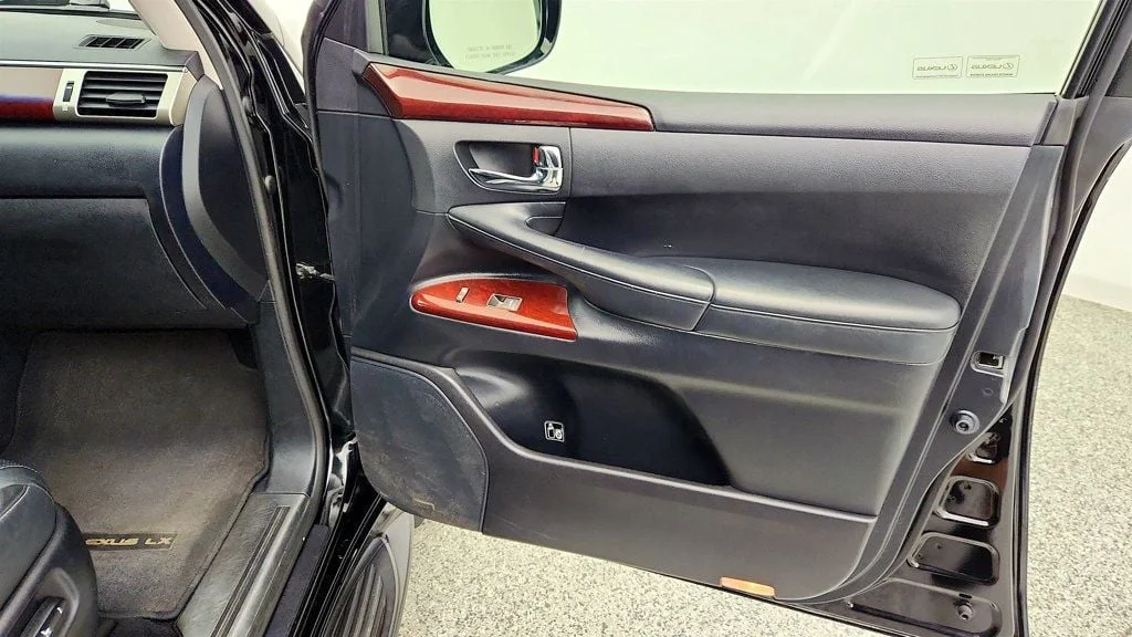 Used 2013 Black Onyx Lexus 4WD 4dr w/ Luxury Package, Mark Levinson & Rear Entertainment image 28