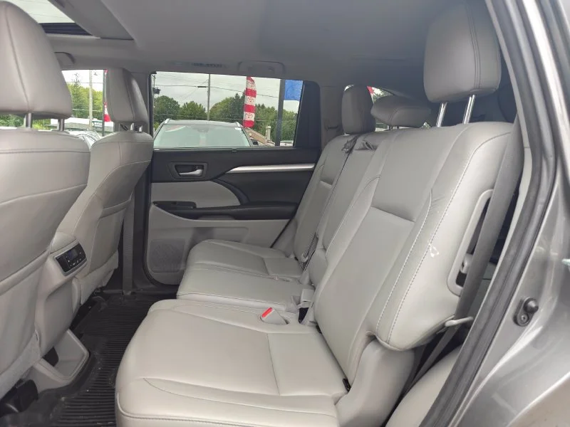 Used 2018 Silver Toyota XLE image 9