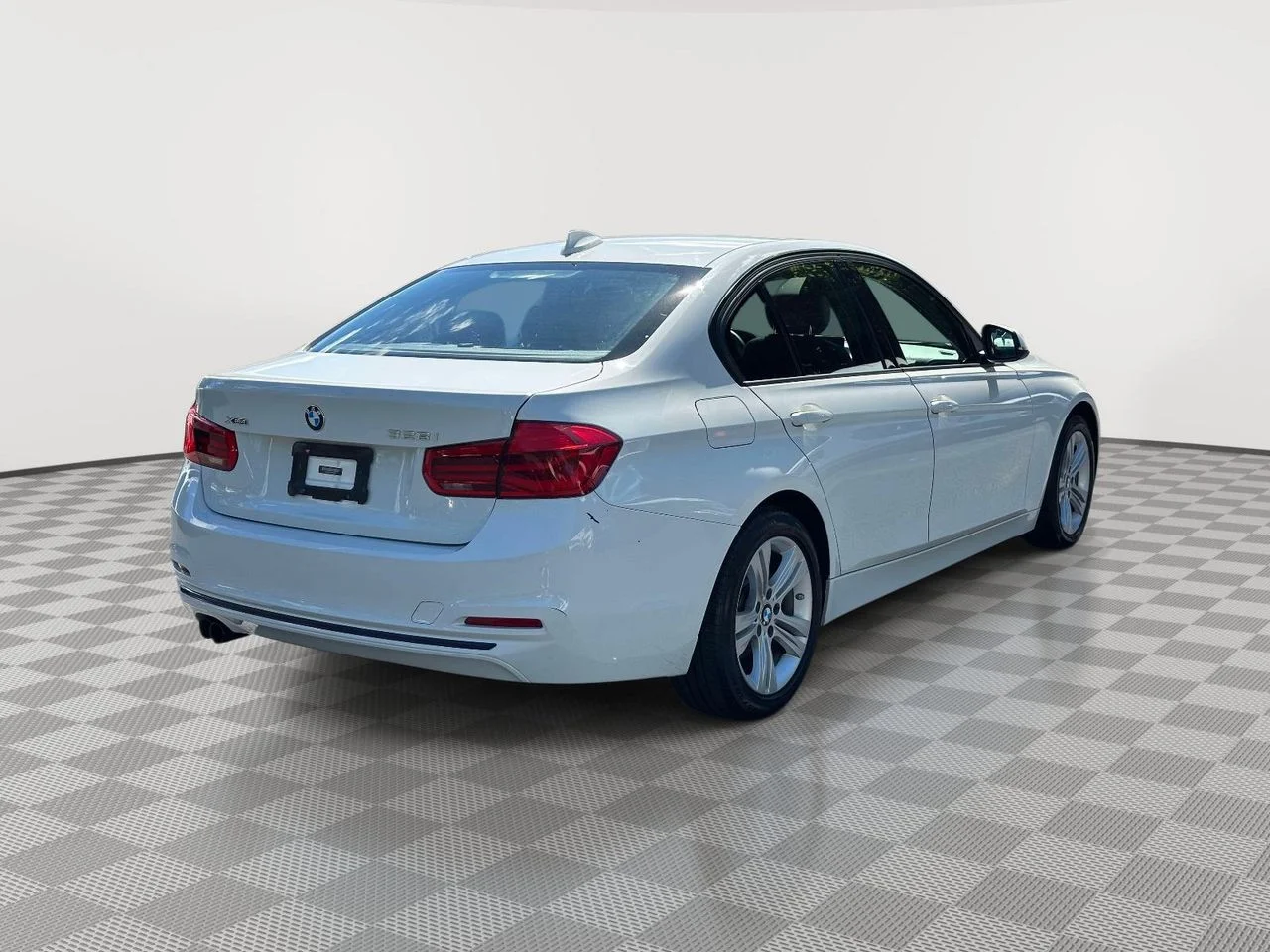 Used 2016 Alpine White BMW xDrive image 3
