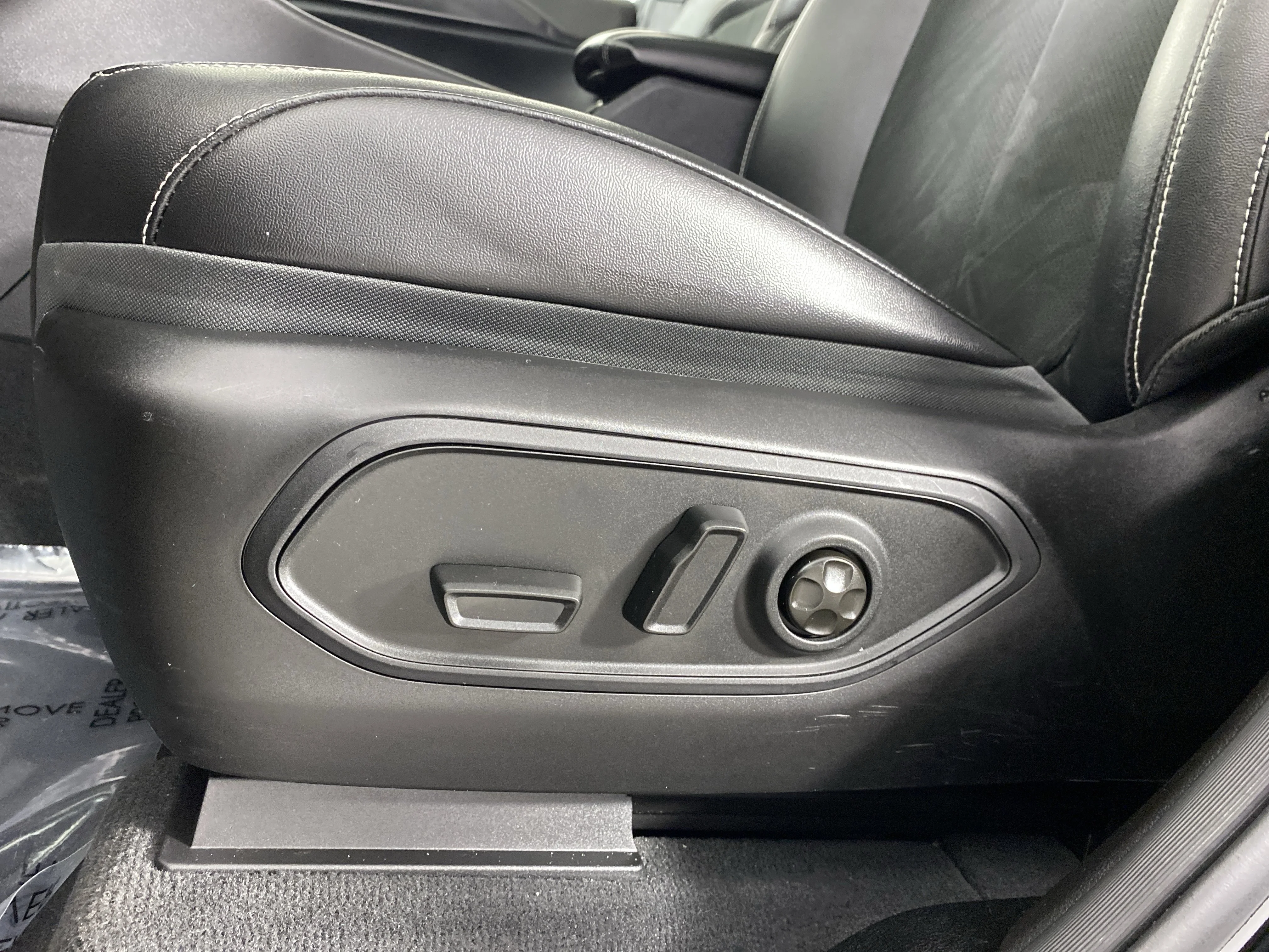 Used 2023 Diamond Black Crystal Pearlcoat Jeep Altitude image 18