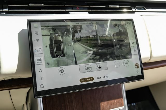 Used 2025 White Land Rover SE image 24