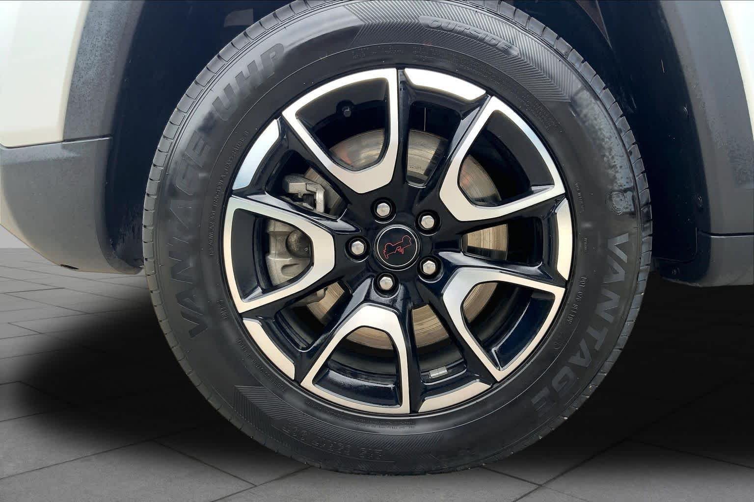 Used 2025 Silver Zynith Metallic Clearcoat Jeep Trailhawk image 10