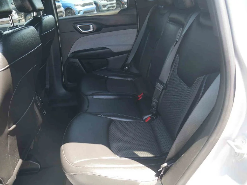 Used 2024 Silver Jeep Latitude image 13