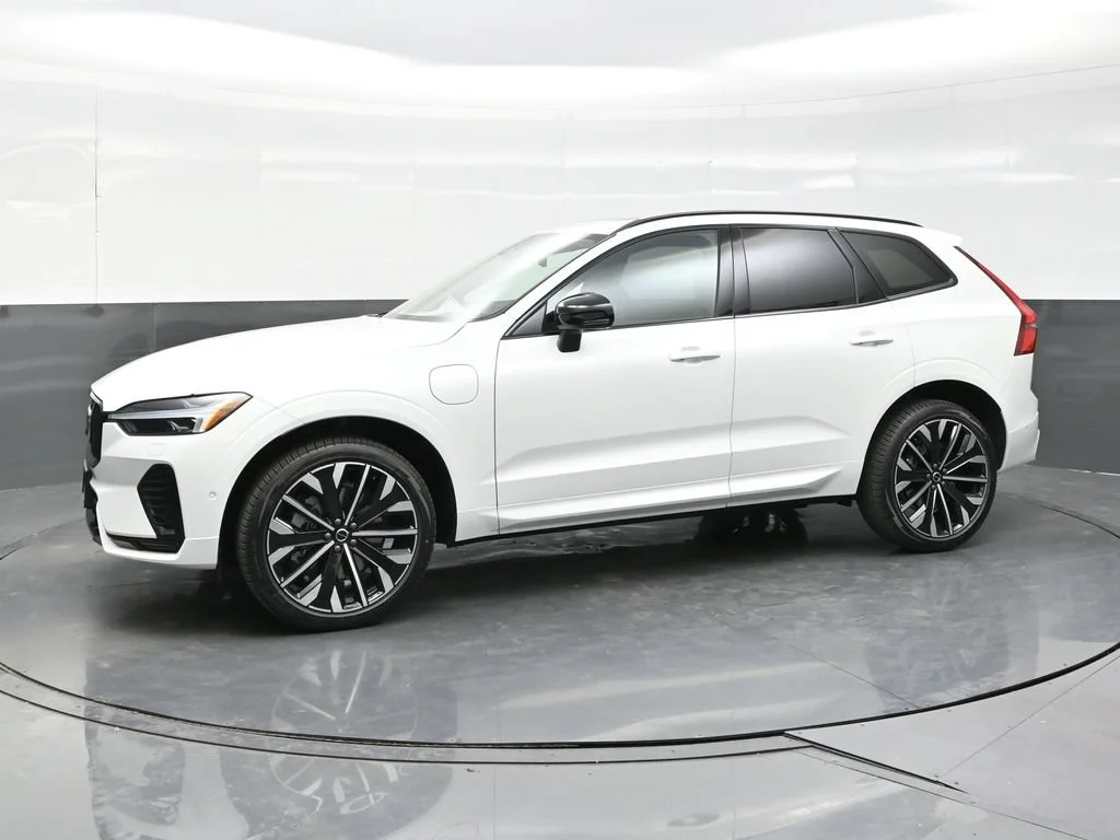 New 2027 Crystal White Volvo T8 Ultra image 3