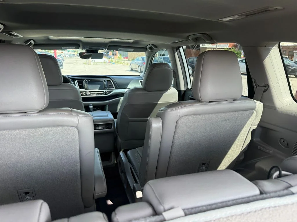 Used 2019 Silver Toyota XLE image 29