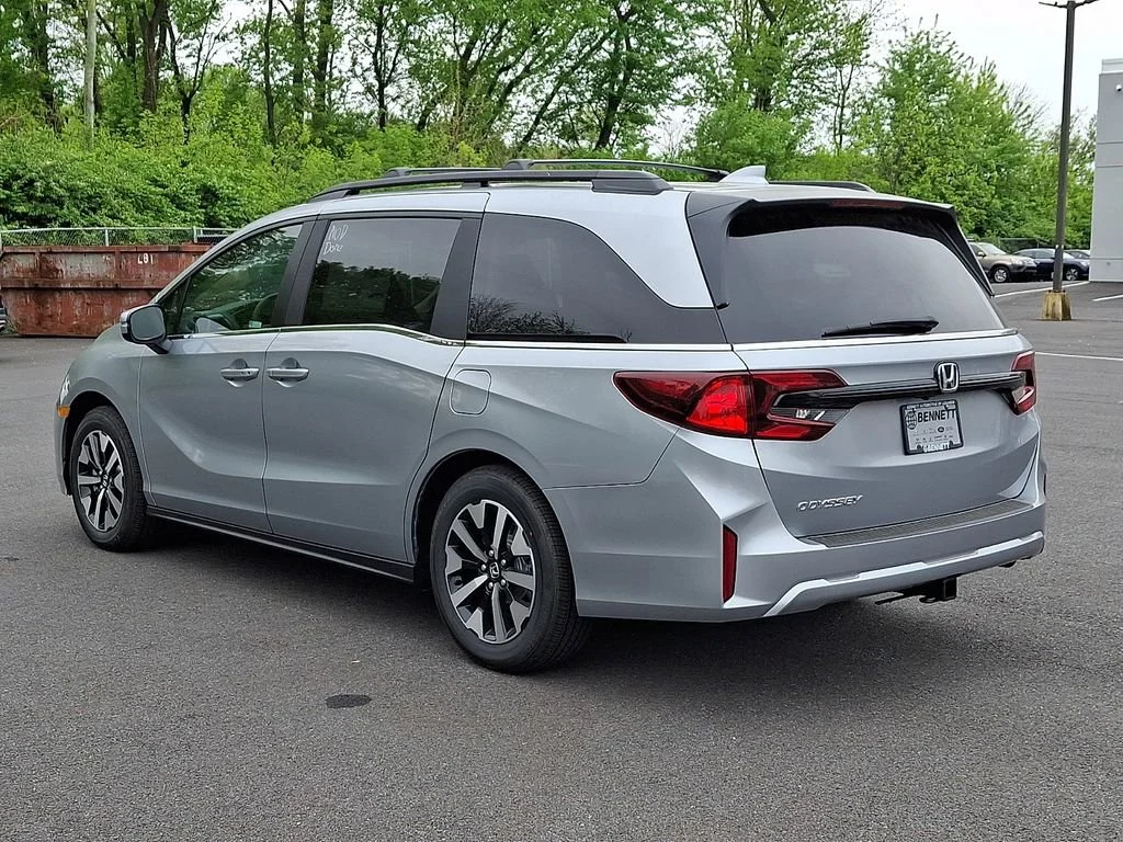 New 2026 Solar Silver Metallic Honda EX-L image 4