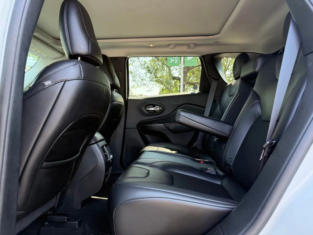 Used 2019 Bright White Clearcoat Jeep Trailhawk image 16