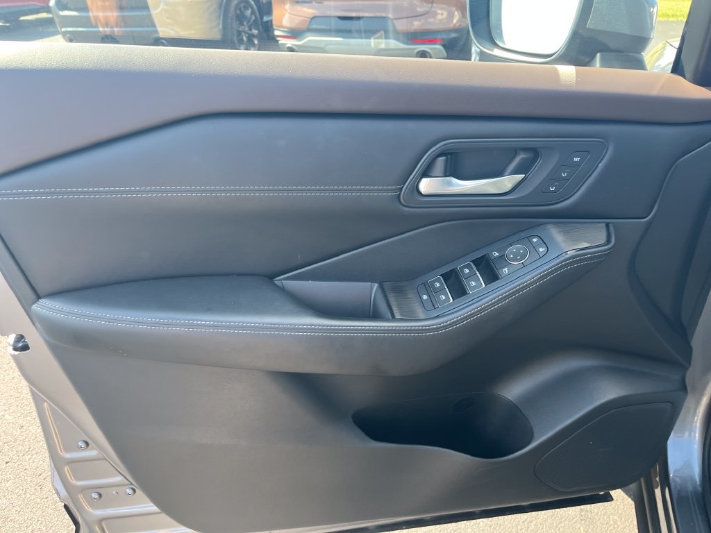 Used 2023 Gray Nissan SL image 11