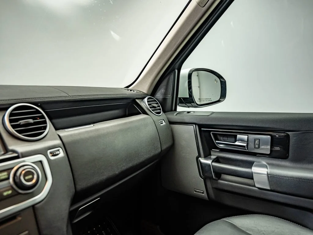 Used 2016 White Land Rover HSE image 28