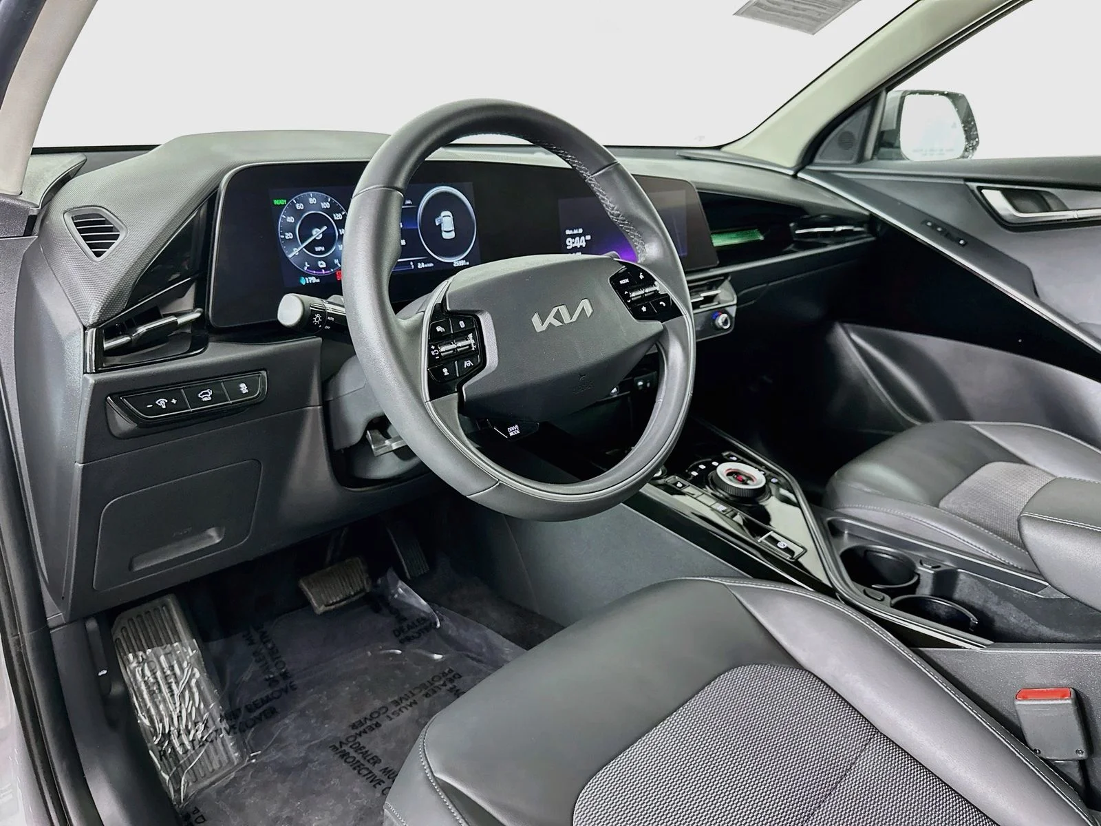 Used 2024 Steel Gray Kia Wind image 9