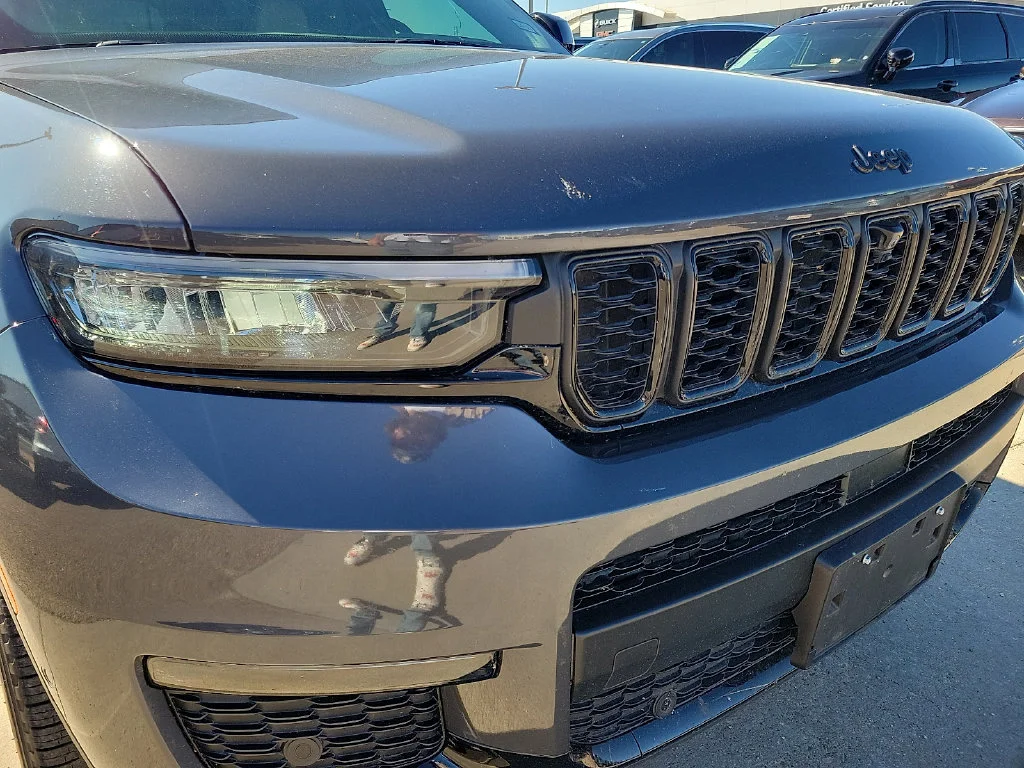 Used 2025  Jeep Limited image 14