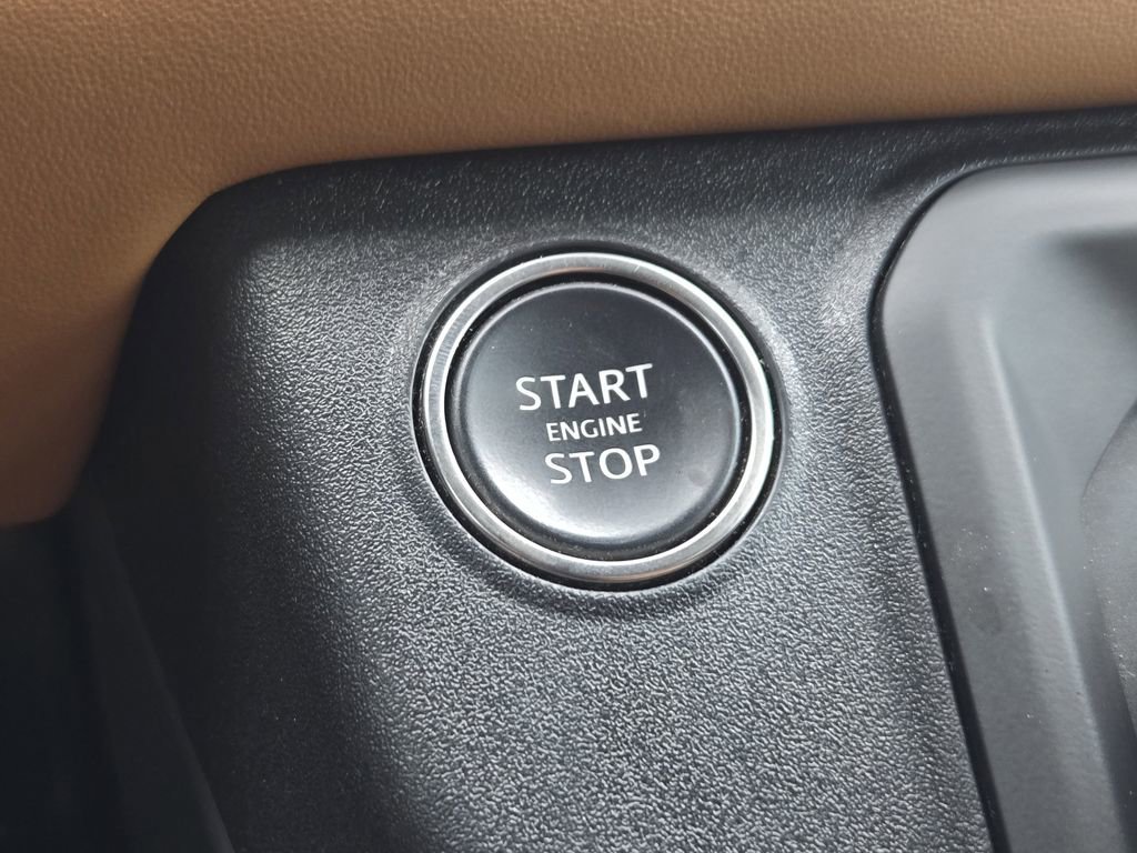 Used 2024 White Land Rover X-Dynamic SE image 16