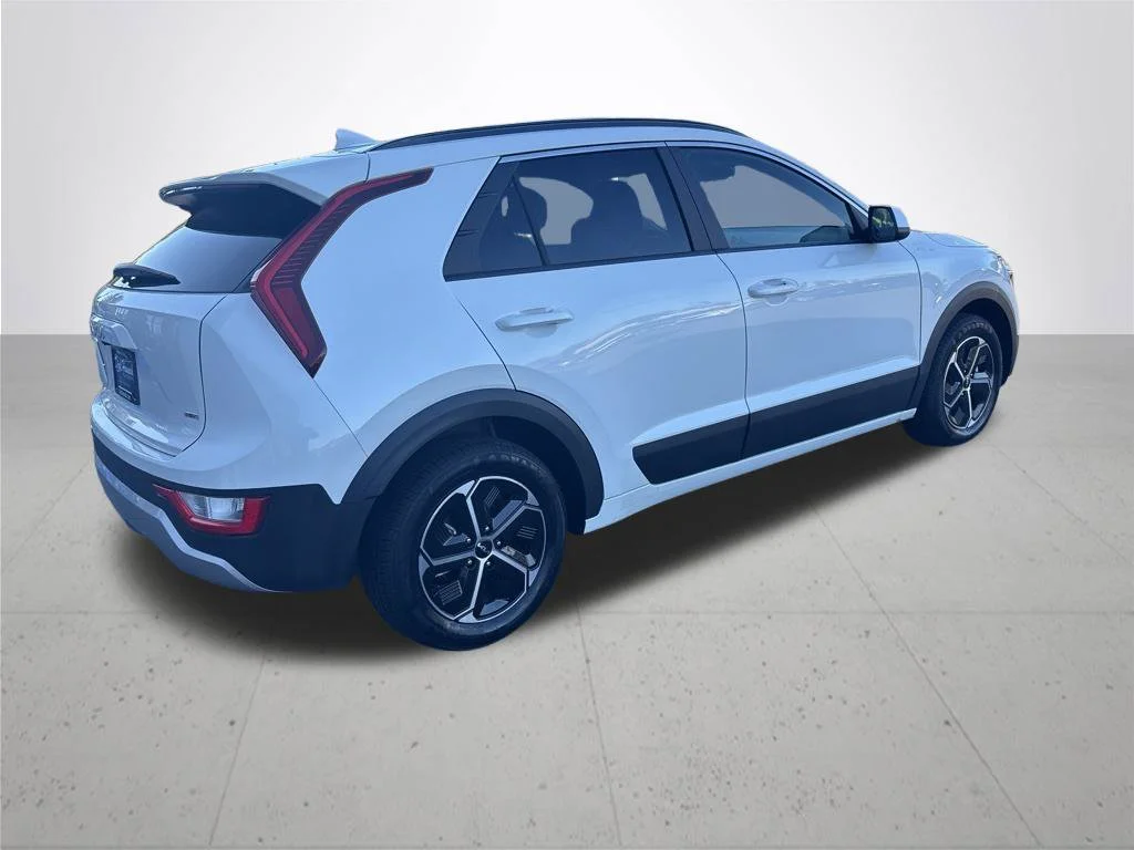 Used 2025 White Kia LX image 7