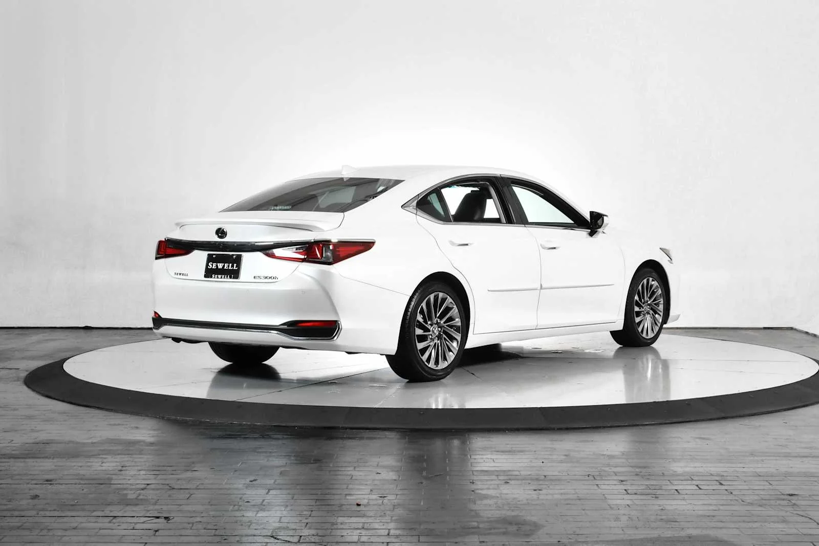 Certified Used 2024 EMINENT WHITE PEARL Lexus Ultra Luxury image 7