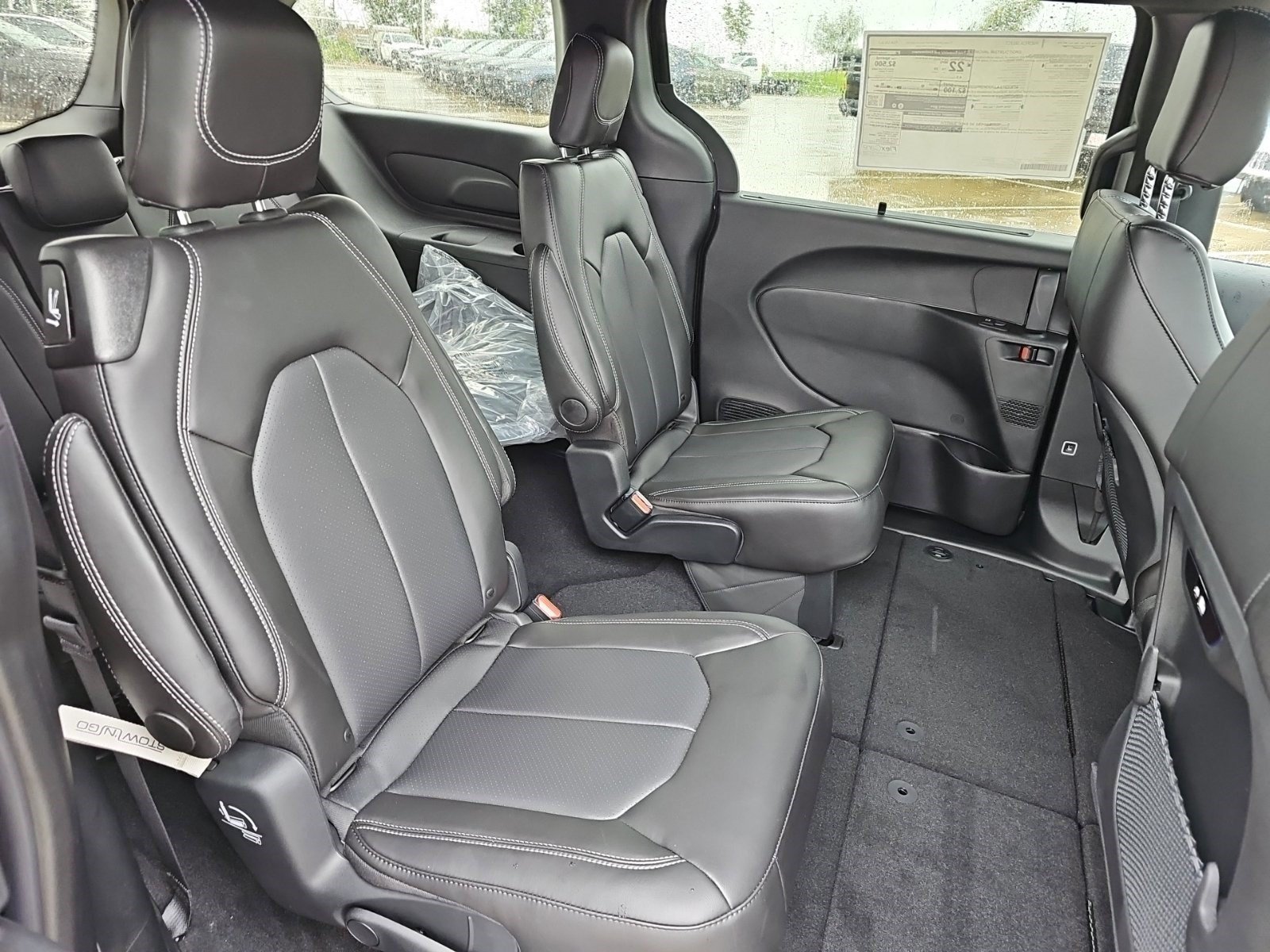 New 2027 Diamond Black Crystal Pearlcoat Chrysler Select image 14