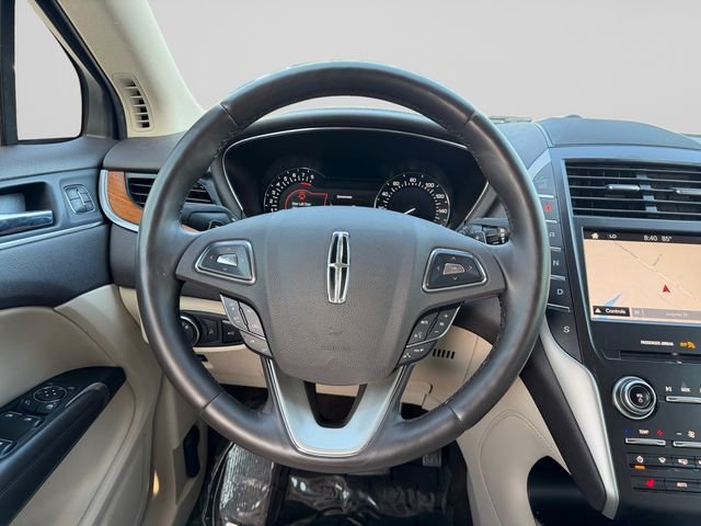 Used 2019 White Platinum Clearcoat Metallic Lincoln Select image 11