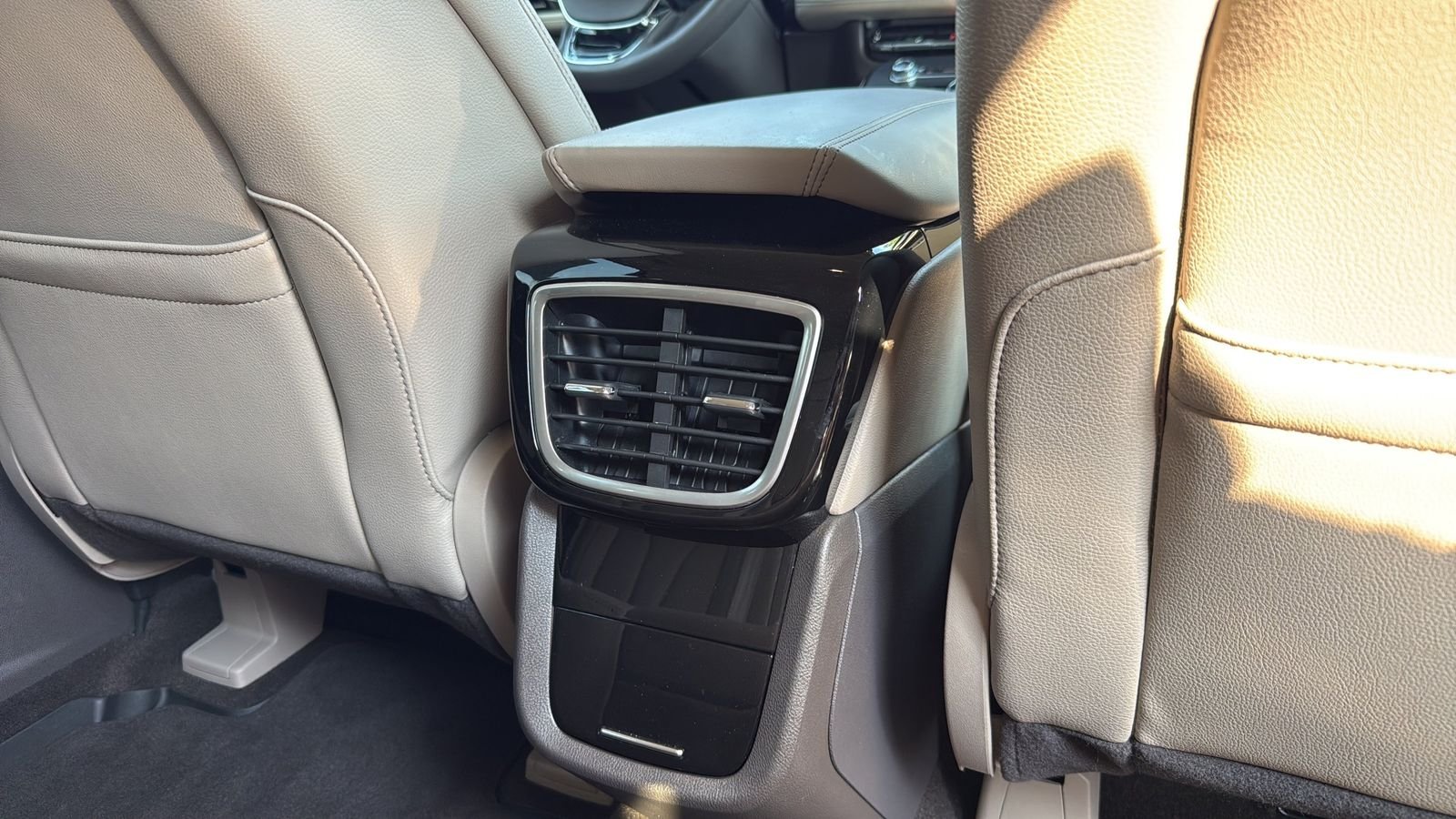 Used 2023 White Lincoln Standard image 27