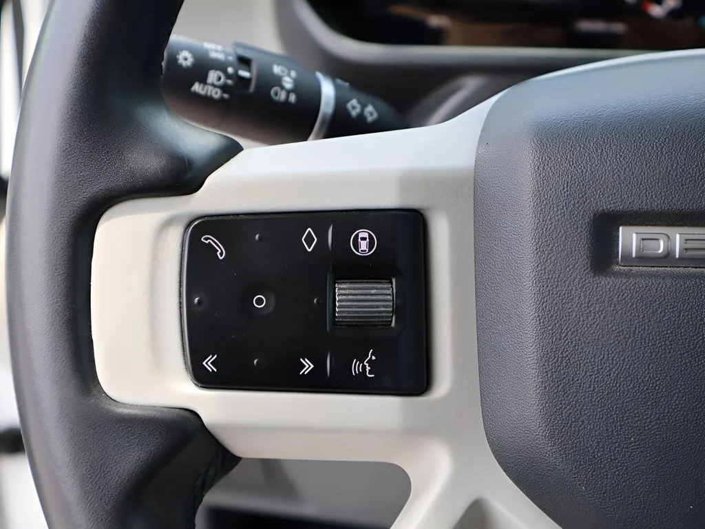 Used 2024 Fuji White Land Rover  image 30