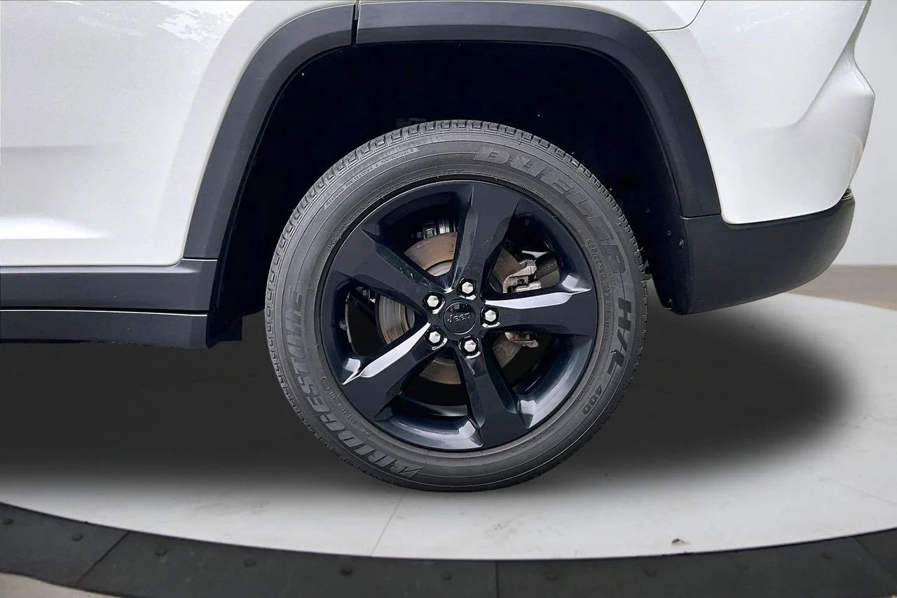 Used 2023 White Jeep Altitude X image 33