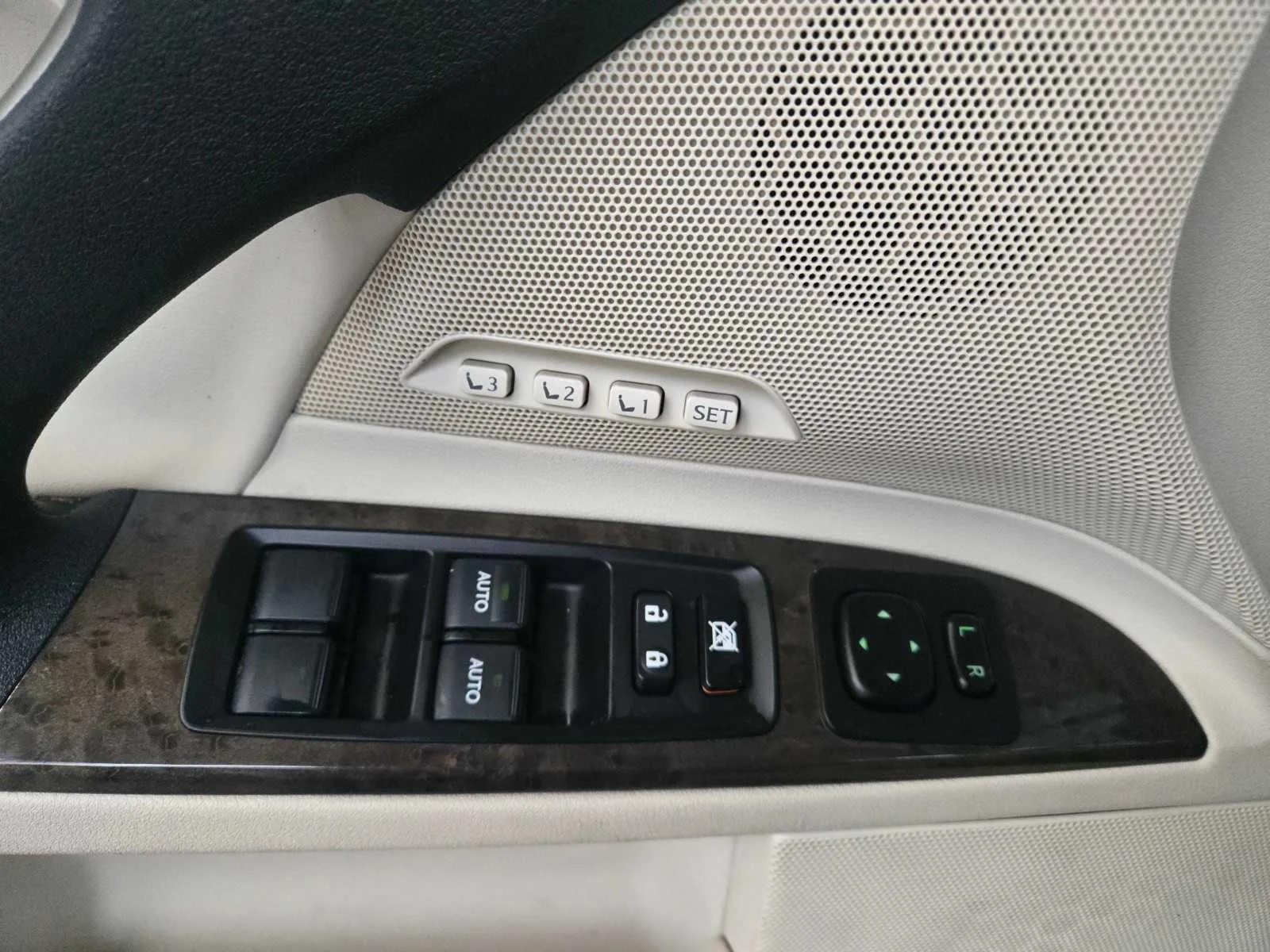 Used 2010  Lexus  image 22