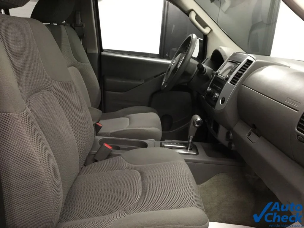 Used 2015 Silver Nissan SV image 35