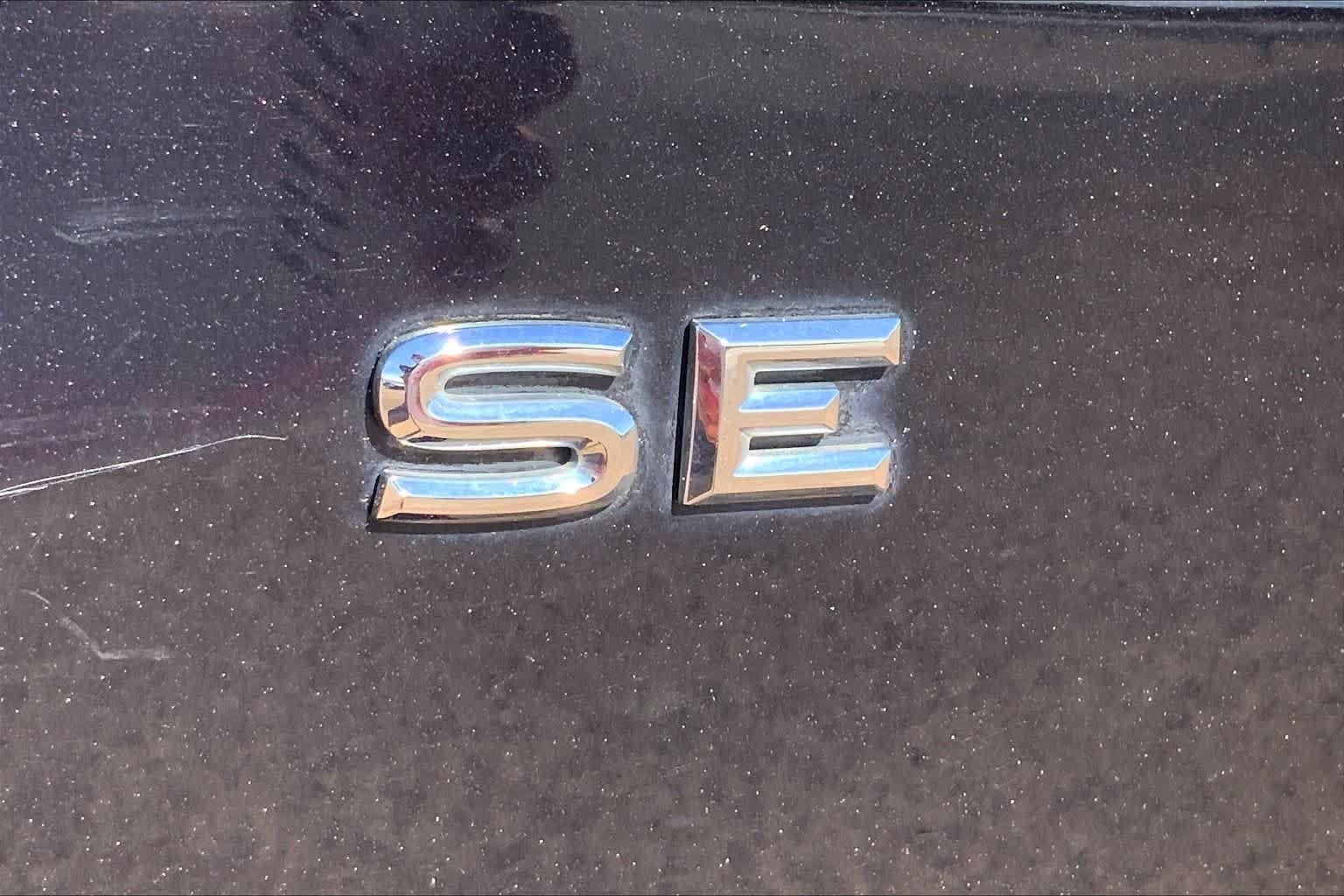 Used 2019 Deep Black Pearl Volkswagen 3.6L V6 SE image 31