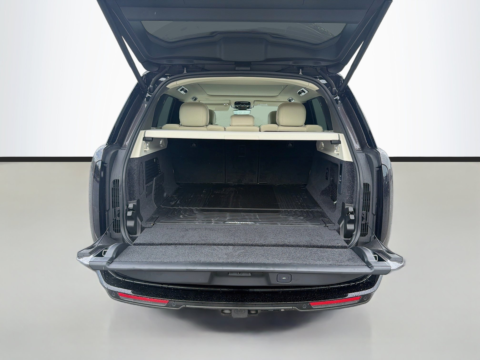 New 2026 Charente Grey Land Rover SE image 12