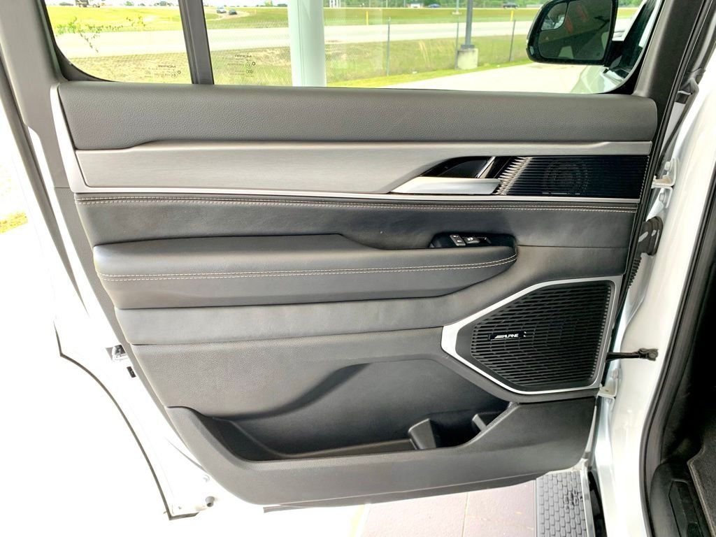 Used 2025 White Jeep Series II image 17