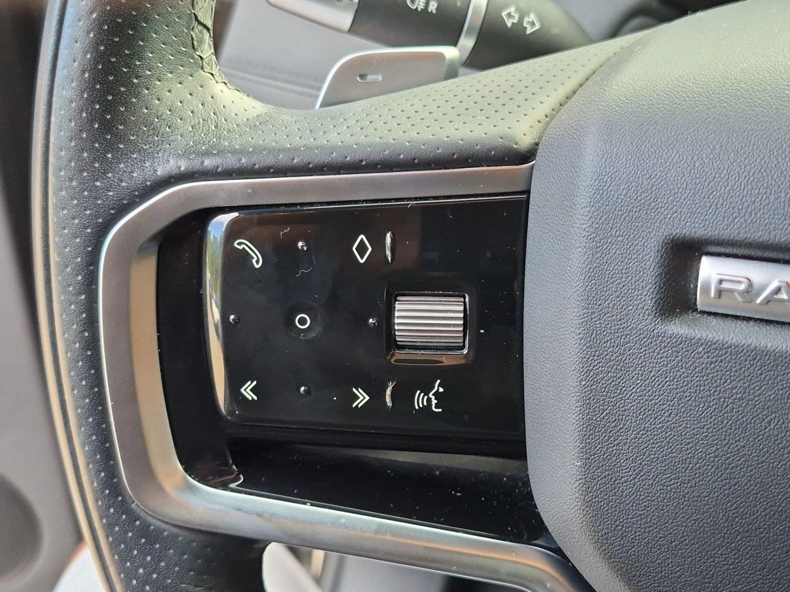Used 2021 Eiger Grey Metallic Land Rover R-Dynamic SE image 19
