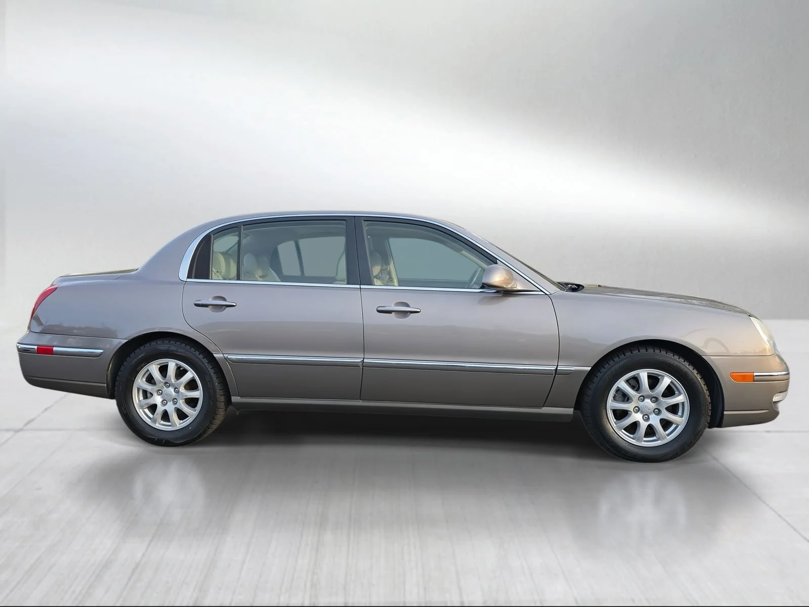 Used 2008 Kia Amanti Base with VIN KNALD125085158088 for sale in Portland, OR
