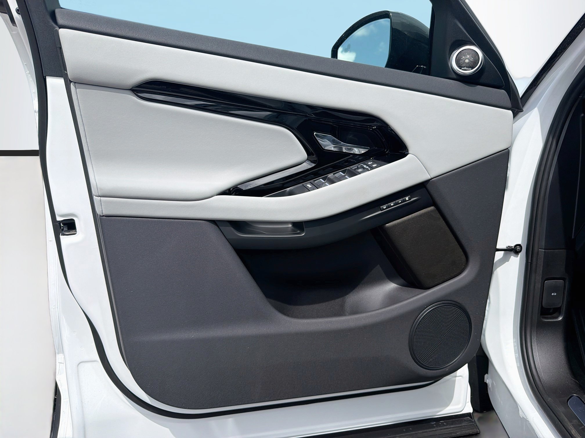 New 2026 Ostuni Pearl White Land Rover Hoxton Edition image 21