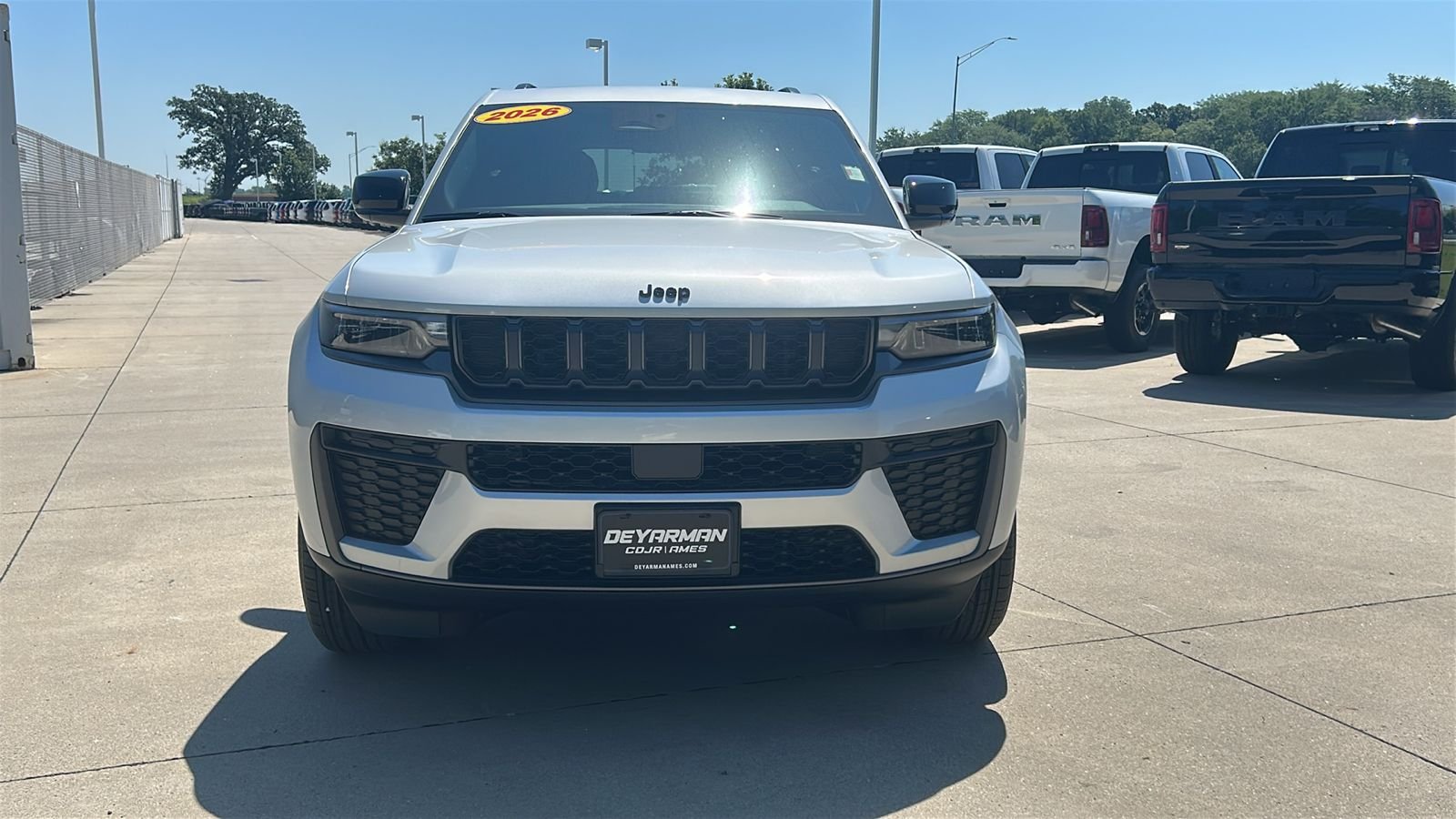 New 2026 Silver Zynith Exterior Paint Jeep Altitude image 9
