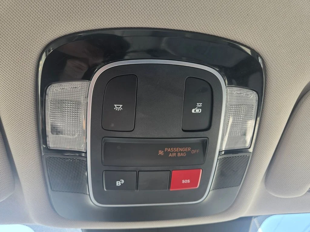 Used 2025 Silver Hyundai SEL image 18