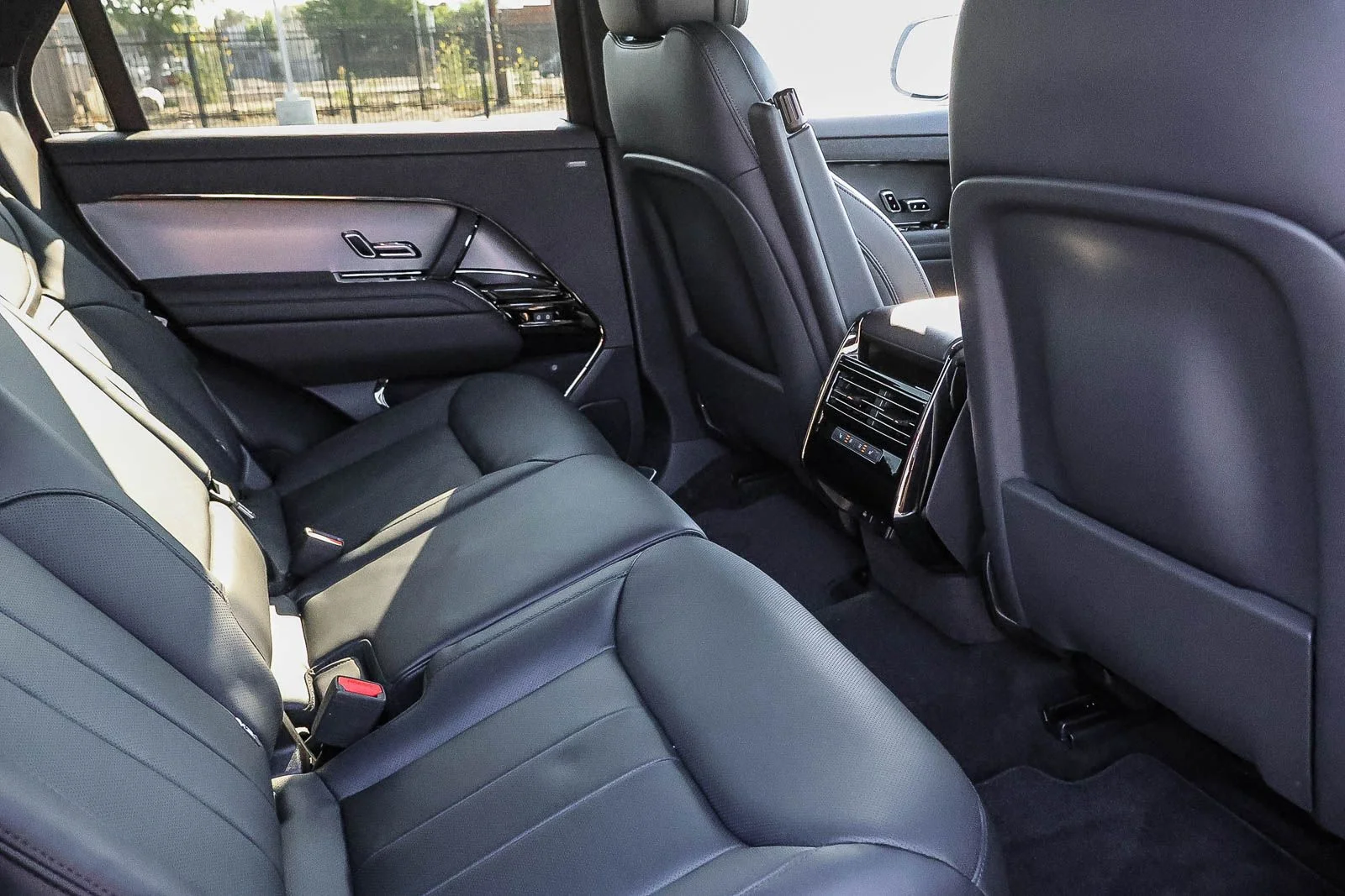 New 2026 Santorini Black Land Rover Dynamic SE image 20