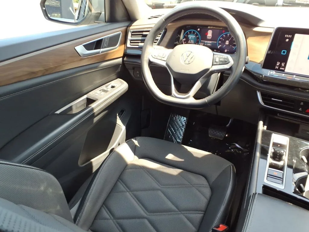Used 2024  Volkswagen 2.0T SE w/Technology image 21