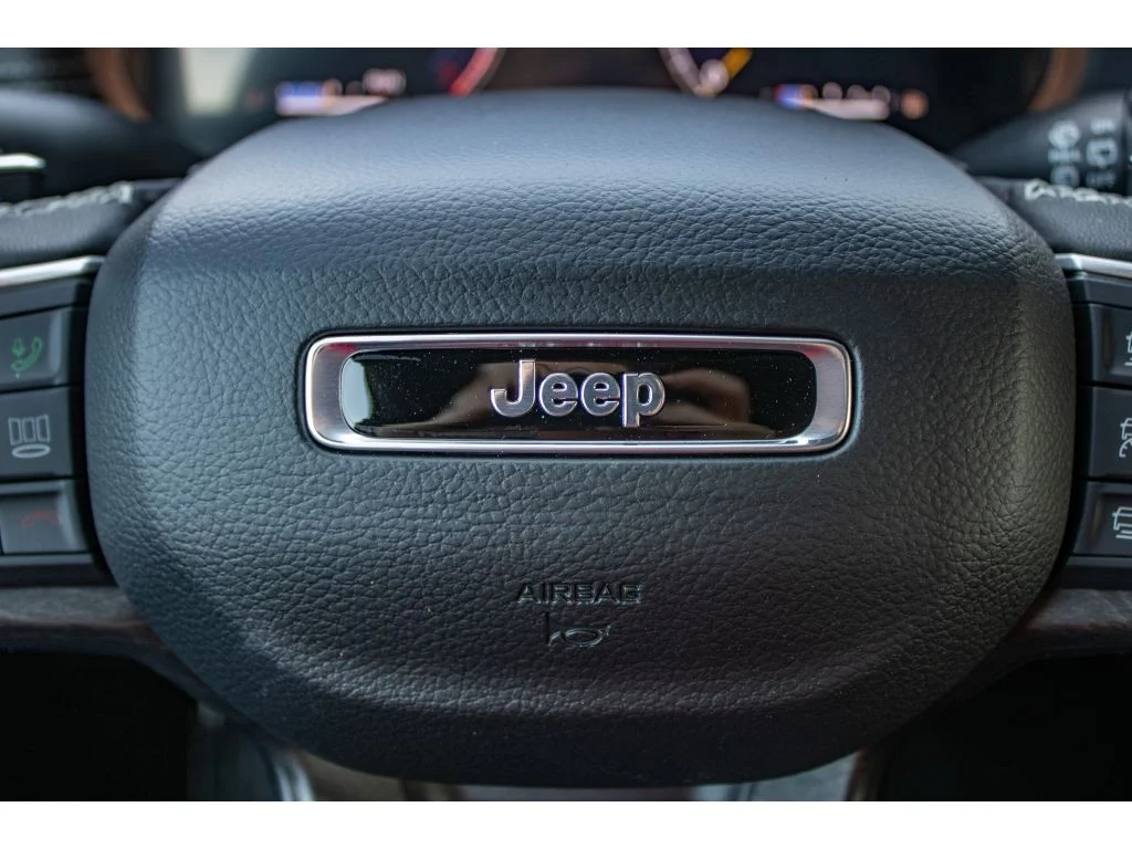 New 2026 Silver Zynith Exterior Paint Jeep Laredo Altitude image 43