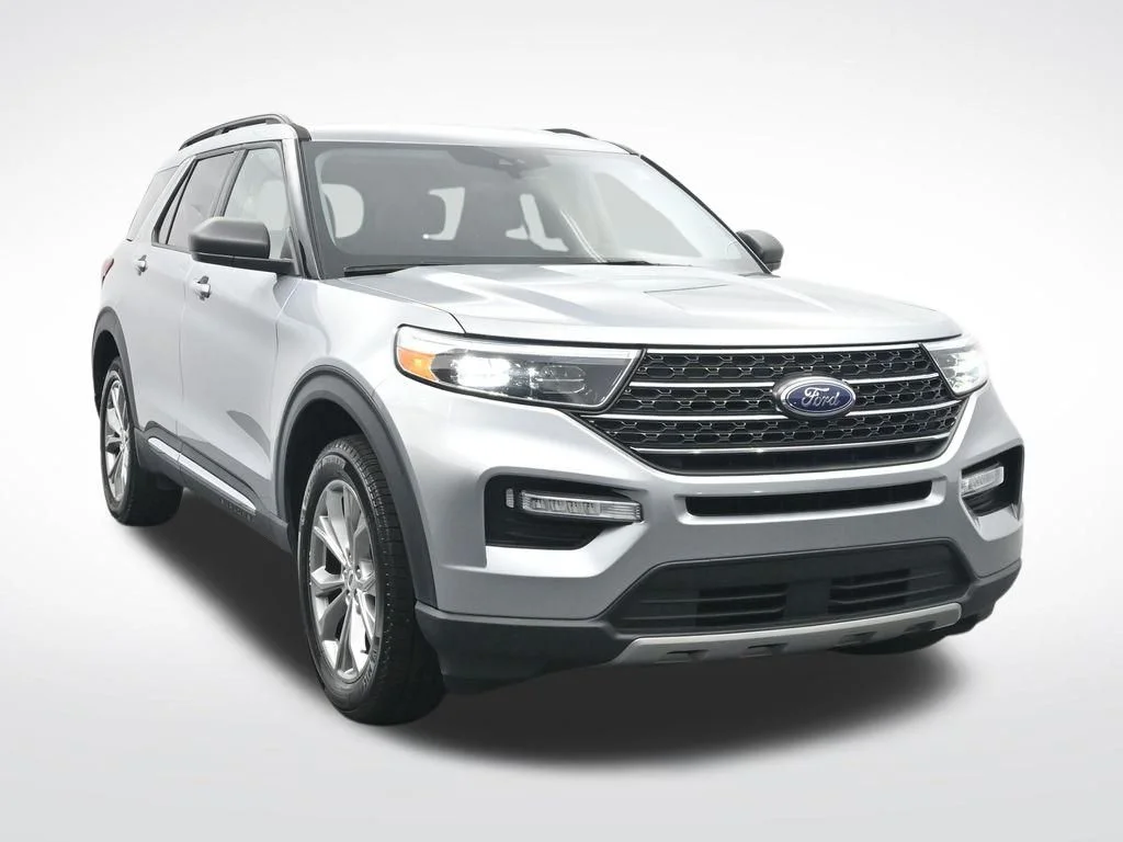 Certified Used 2023 Silver Metallic Ford XLT image 3
