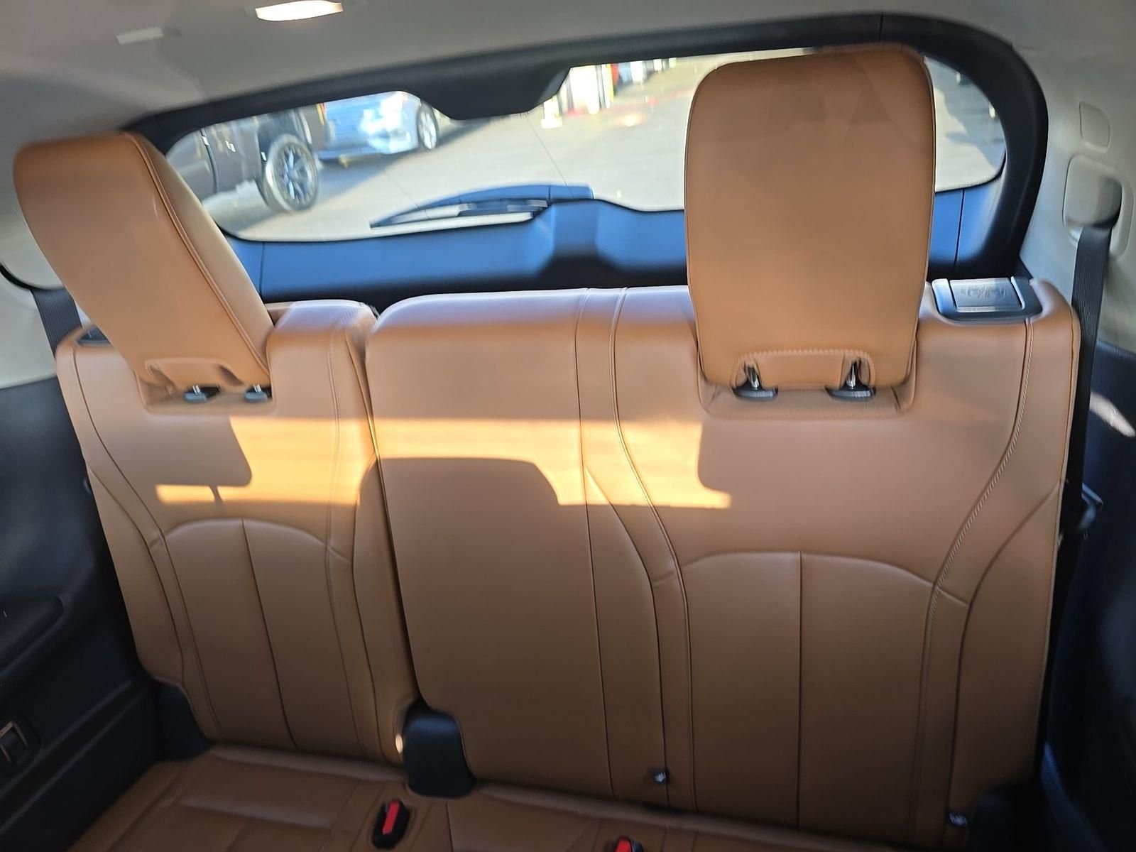Used 2025 White INFINITI Sensory image 5