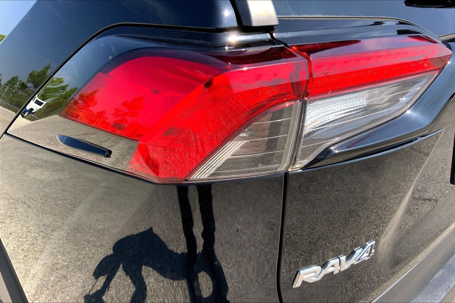 Used 2020 Midnight Black Metallic Toyota XLE image 28