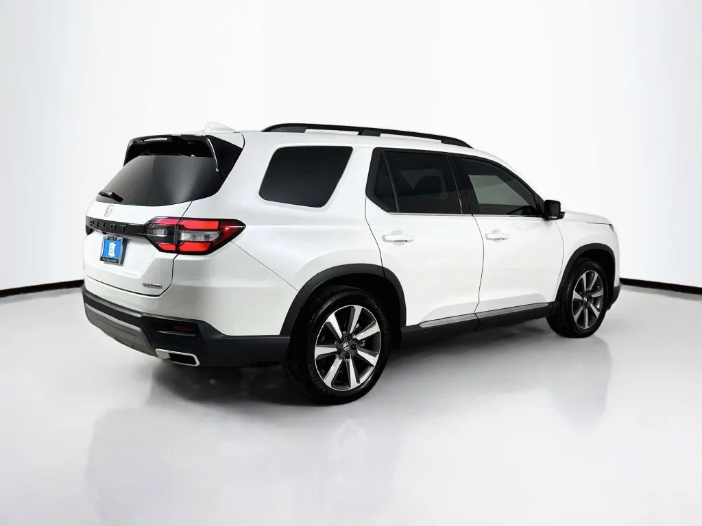 Certified Used 2024 Platinum White Pearl Honda Touring image 8