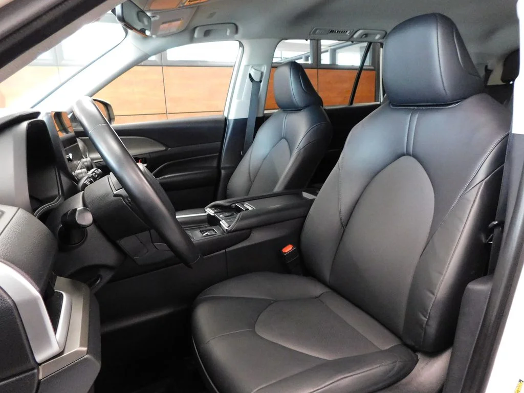 Used 2024 Cream Toyota XLE image 17