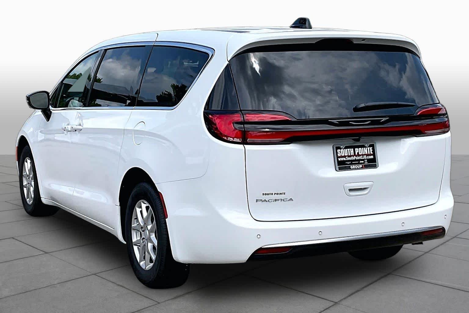 New 2027 Bright White Clear-Coat Exterior Paint Chrysler Select image 12