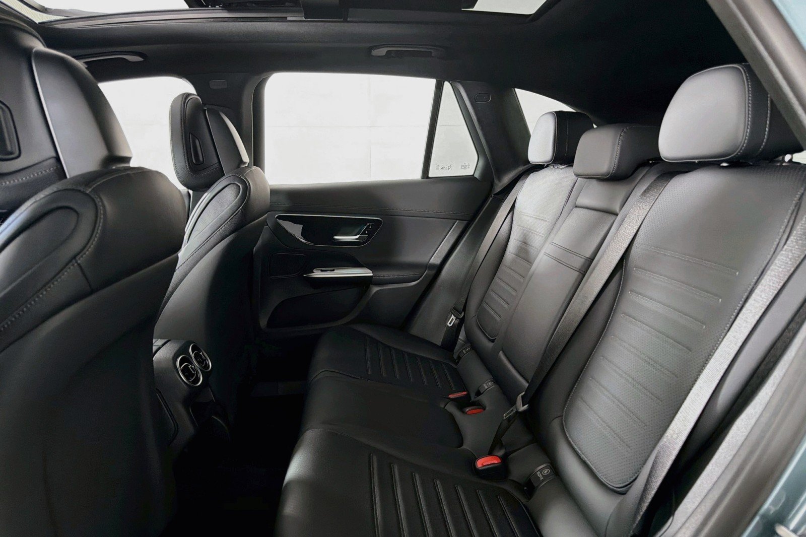 New 2027 Verde Silver Metallic Mercedes-Benz GLC 300 SUV image 7