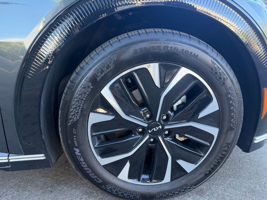 Used 2024 Interstellar Gray Kia Wind image 3