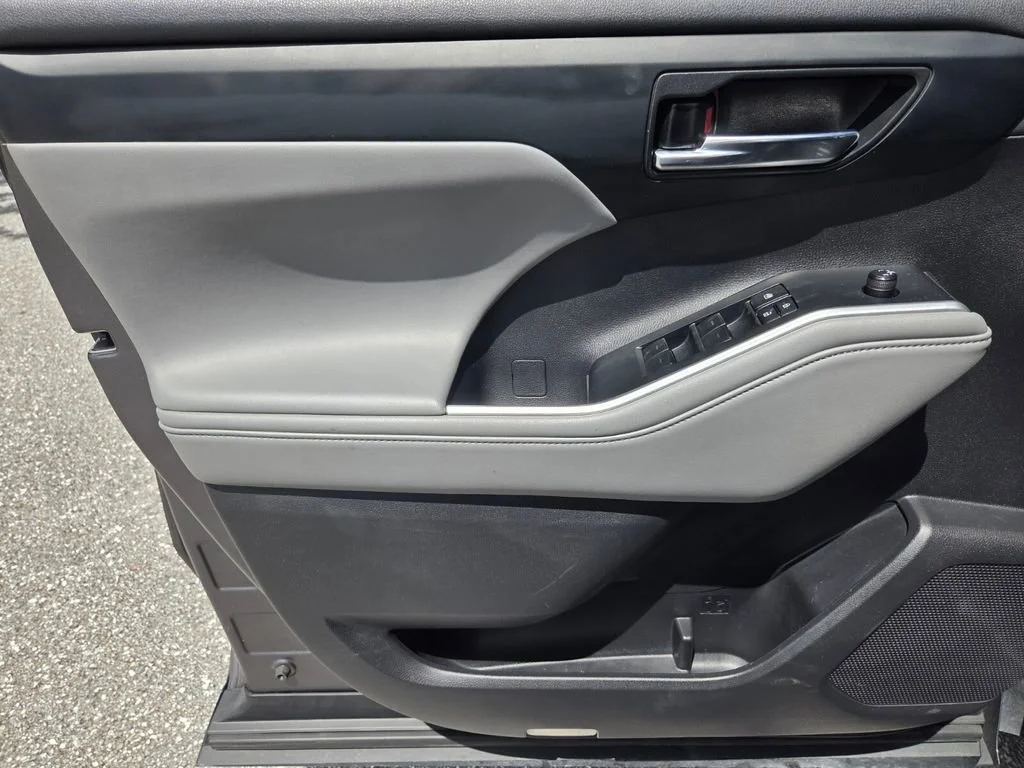 Used 2022 Magnetic Gray Metallic Toyota Hybrid XLE image 22
